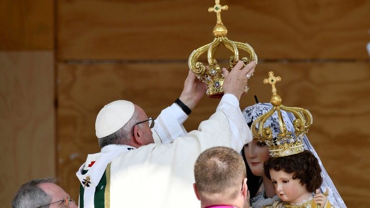 Papa coroa Nossa Senhora