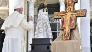 Papa abençoa Cruz de São Damião e imagem de Nossa Senhora de Loreto, que serão levadas ao Panamá - Foto: Vatican Media