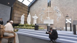 Papa em oração no Santuário mariano de Knock - Foto: Vatican Media