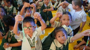 Crianças filipinas rezam o Terço da campanha - Um milhão de crianças rezam pela paz no mundo - Foto: Vatican Media