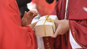 Pálio é símbolo de união dos pastores com o Pontífice - Foto: Vatican Media