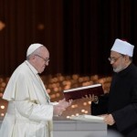 Papa Francisco e o Grão Imame de Al-Azhar, Ahmad al-Tayyib, durante a assinatura do Documento sobre a Fraternidade Humana - Foto: Vatican Media