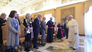 Papa com os participantes do encontro "Educação: O Pacto Global" - Foto: Vatican Media
