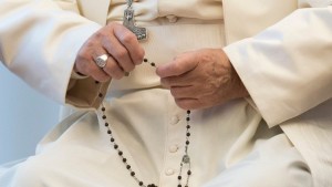 Papa Francisco com o terço - Foto: Vatican Media