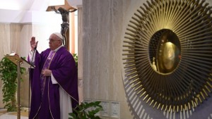 Papa celebrando na Casa Santa Marta na 16/03 - Foto: Vatican Media