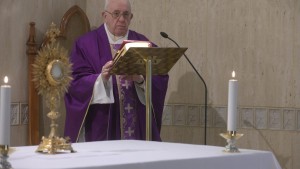 Papa celebrando na Casa Santa Marta na 17/03 - Foto: Vatican Media