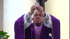 Papa celebrando na Casa Santa Marta, na segunda-feira, dia 09-03 - Foto: Vatican Media